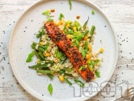 Рецепта Печена риба сьомга със сос Терияки върху кафяв ориз, царевица и зелен боб на фурна